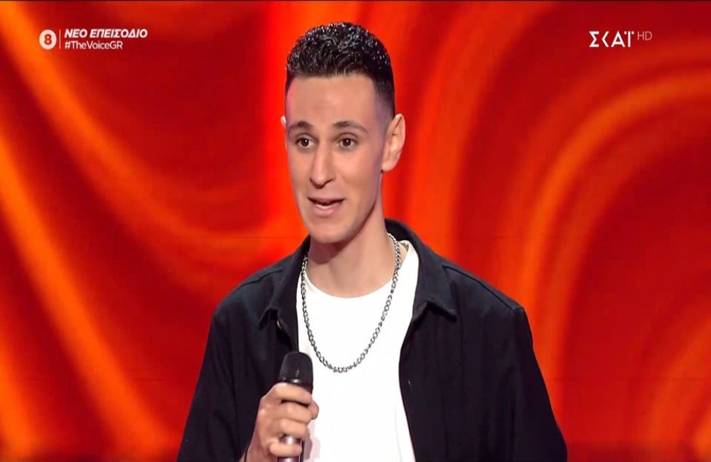 The Voice: Άφησε το μικρόφωνο εν ώρα τραγουδιού για να πανηγυρίσει! (VID)
