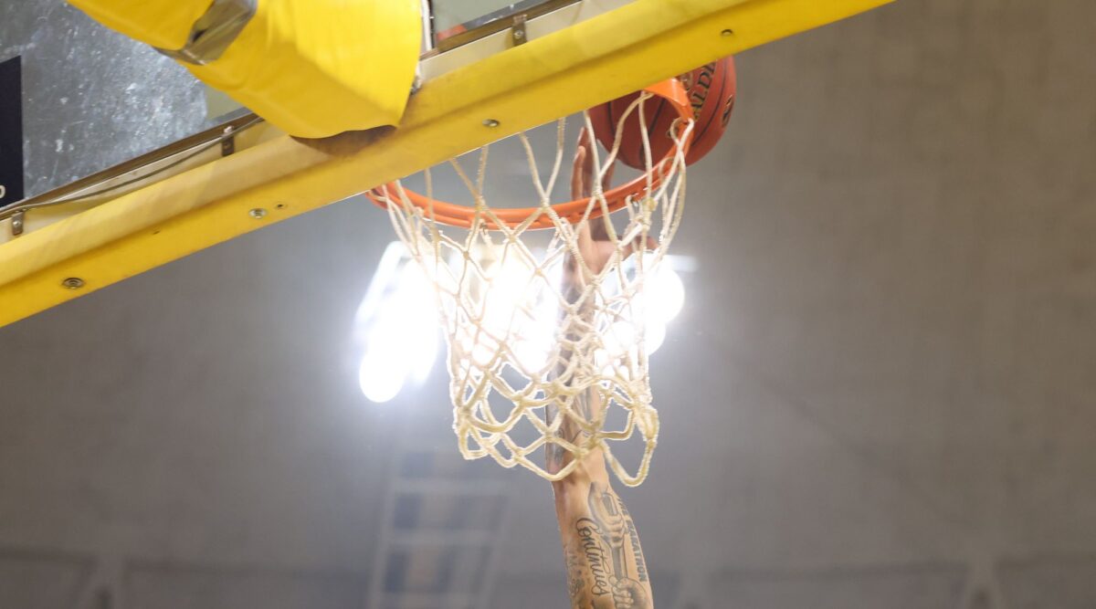 Με καμένο προβολέα ξεκινάει το ματς (pic)