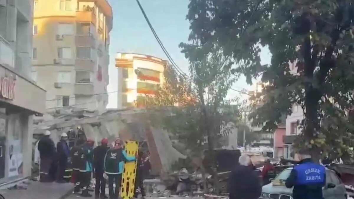 Τουρκία: Κατέρρευσε εξαώροφο κτίριο στην περιοχή Γκέμπζε του Κοτζαελί! (vid)