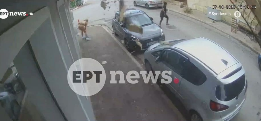 Λαύριο: Συγκλονιστικό βίντεο από τη στιγμή της κατάρρευσης του μπαλκονιού (vid)