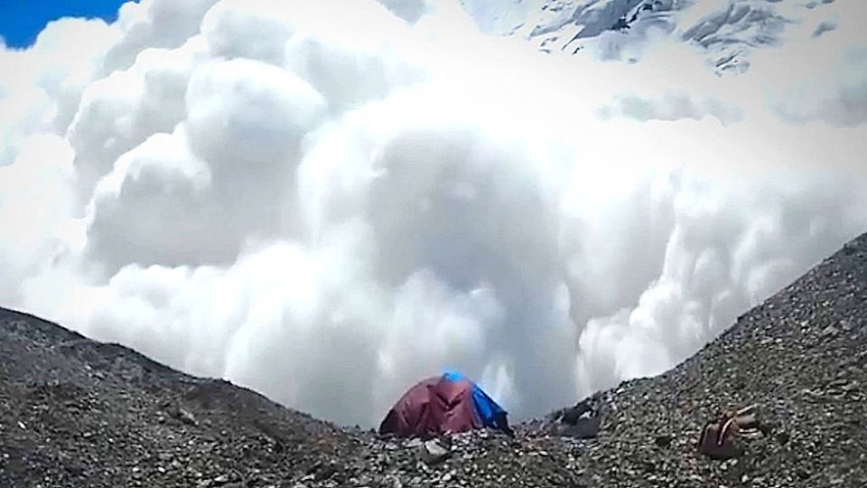 Συγκλονιστική χιονοστιβάδα στο Καρακορούμ (vid)