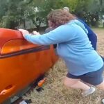 Συγκλονιστική διάσωση μωρού σε τουμπαρισμένο όχημα! (vid)