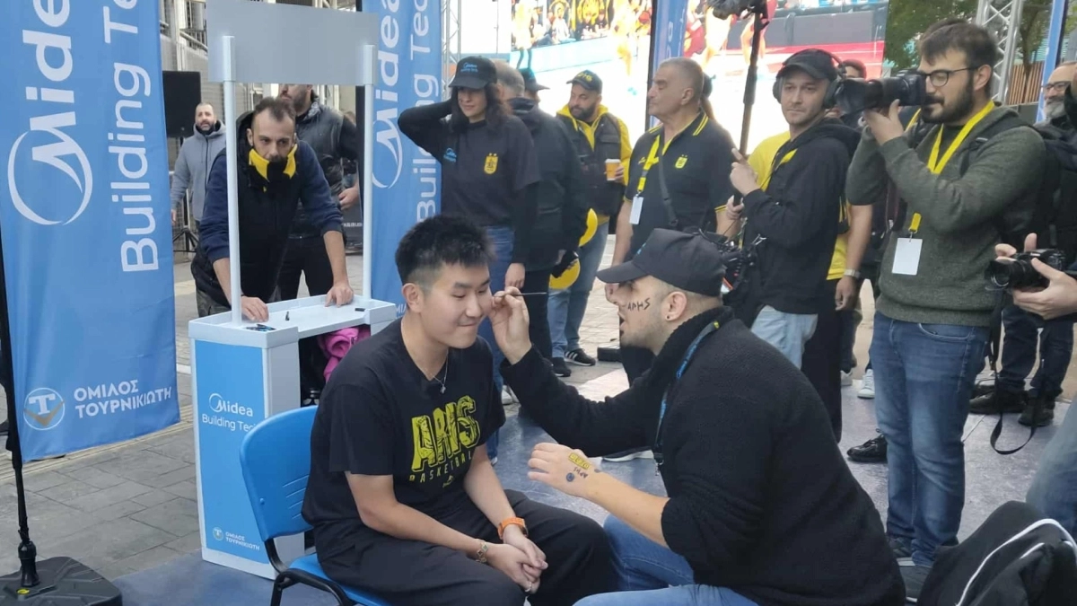 Ο κόσμος υποδέχθηκε τον Σιάο που βάφτηκε στα Κιτρινόμαυρα! (vid)