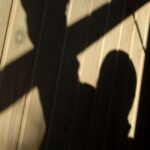 Απόπειρα βιασμού μέρα μεσημέρι: «Μου κατέβασε το παντελόνι» (vid)