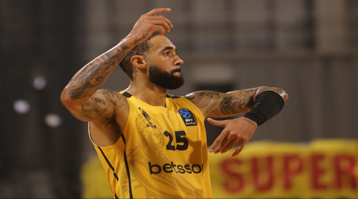 Τρίτο τρίποντο και ξέσπασμα από τον Χαρέλ (vid)