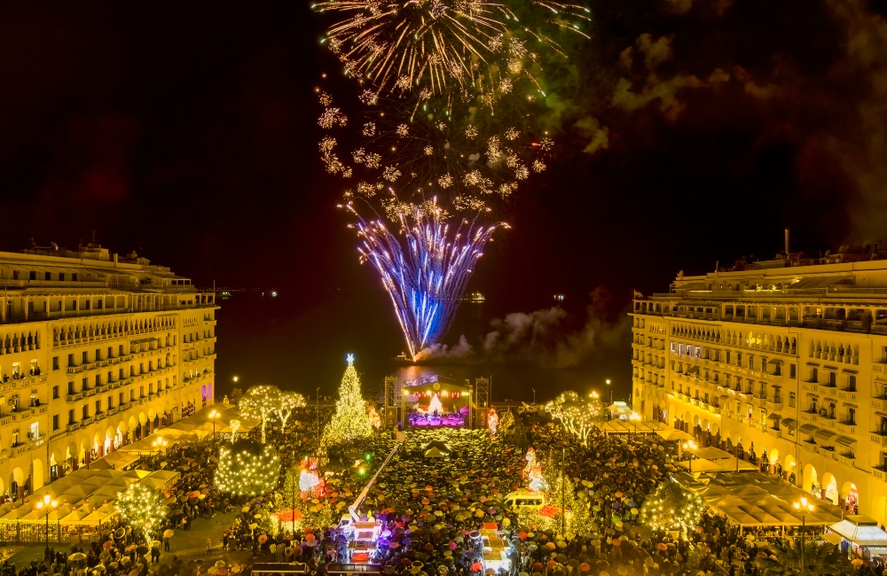 Θεσσαλονίκη: Στήνεται το χριστουγεννιάτικο δέντρο στην πλατεία Αριστοτέλους (vid)