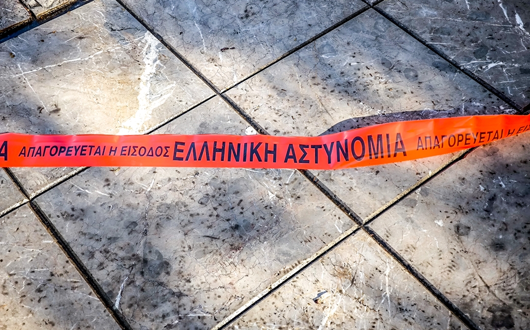 Έσερνε ηλικιωμένη στο έδαφος για να της πάρει την τσάντα (vid)