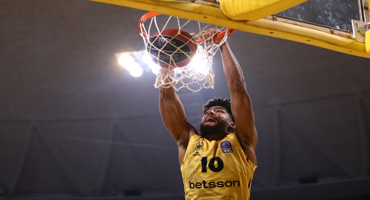 Ο Φόρεστερ προσφέρει σκορ και θέαμα με τα καρφώματά του (vid)