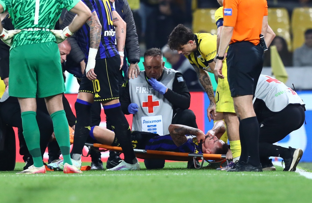 Κάταγμα στο μετατάρσιο ο Αλφαρέλα, αγωνία για τις εξετάσεις (vid)