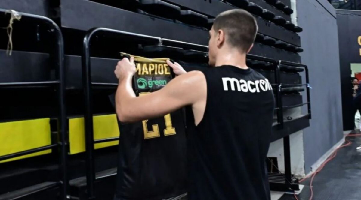 Οι παίκτες της ΑΕΚ άφησαν λουλούδια στη μνήμη του αδικοχαμένου Μάριου (vid)