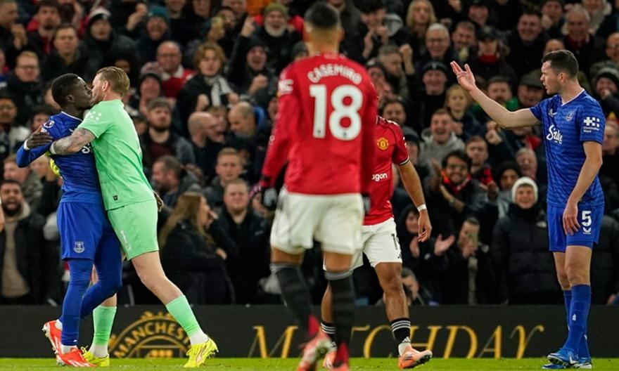 Με δέκα η Έβερτον γιατί ο Γκουέι… χτύπησε τον συμπαίκτη του Κιν (vid)