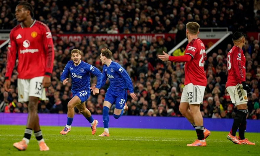 «Σφαλιάρα» σε Γιουνάιτεντ, 0-1 από τη Έβερτον των δέκα παικτών