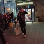 Αναχώρηση από το ξενοδοχείο με… συνθήματα (vid)