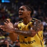 Ο Τζόουνς υψώνει για το κάρφωμα του Ίνοκ (vid)