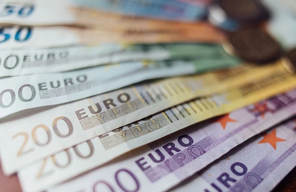 Μείωση φορολογικών συντελεστών – Οι αυξήσεις που θα δουν οι εργαζόμενοι στους μισθούς τους (vid)