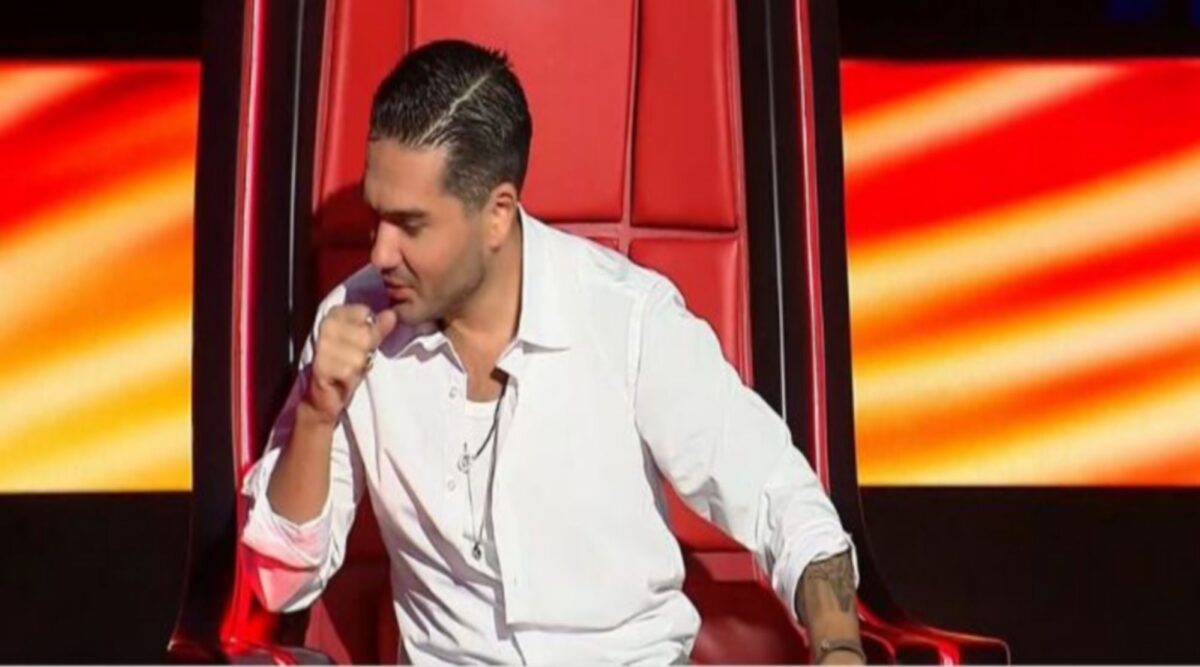 Ο Χρήστος Μάστορας ερμηνεύει παραπονιάρικα το «Φίλα με ακόμα» (vid)