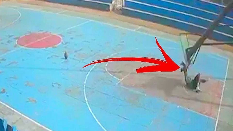 Έφηβος έχασε την ζωή του όταν η μπασκέτα κατέρρευσε (vid)