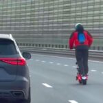 Απίστευτο: Τύπος κάνει … σφήνες με ηλεκτρικό πατίνι (vid)