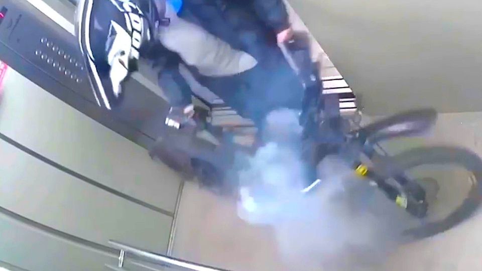 Απίστευτo: Κτίριο σε κίνδυνο όταν μπαταρία ηλεκτρονικής μοτοσικλέτας πιάνει φωτιά! (vid)