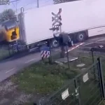 Τρομακτική σύγκρουση τρένου με φορτηγό στην Ολλανδία!(vid)