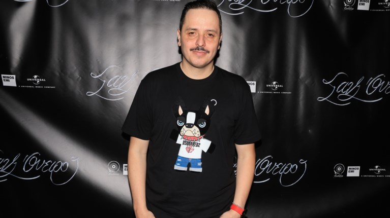 Τσουβέλας για τον ιερέα στην παράσταση του: “Μιλάμε από τότε…” (vid)