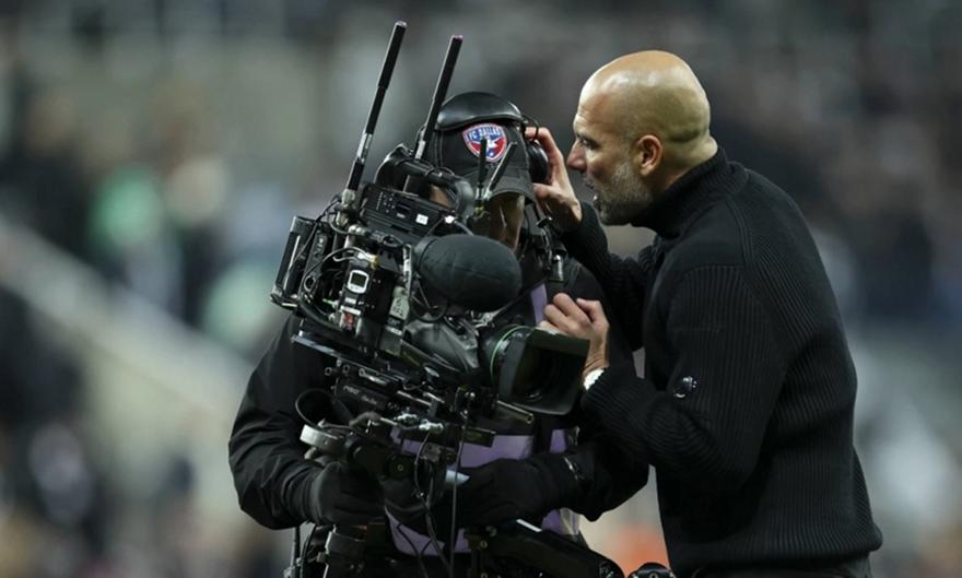 Ο Γκουαρντιόλα αρπάχτηκε με διαιτητές, αντιπάλους, μέχρι και… κάμεραμαν μετά την ήττα της Σίτι