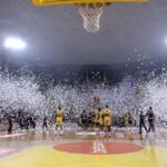 Tρομερή ατμόσφαιρα: Τα δυο μεγάλα πανό και το γήπεδο που… άσπρισε (vids+pics)