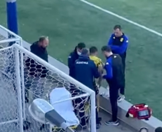 Σοκ με Κάλφα στην Κ-17, αποχώρησε με φορείο! (vid)