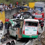 Τραγωδία: Δεκαεπτά νεκροί από πτώση σχολικού λεωφορείου σε χαράδρα στην Κολομβία