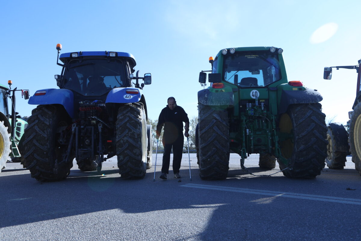Μάλγαρα: Μπλόκα και…ατύχημα αυτοκινήτου με τρακτέρ! (vid)