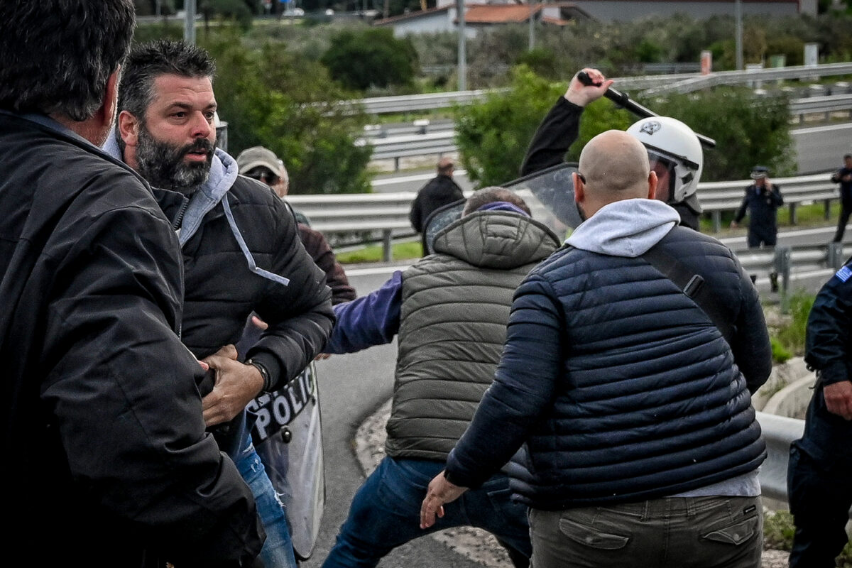 Αγρότες: Επεισόδια και δακρυγόνα στο Κιάτο (vid)