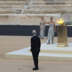 Η Ολυμπιακή Φλόγα παραδόθηκε στους διοργανωτές του «Μιλάνο-Κορτίνα 2026» (vid)