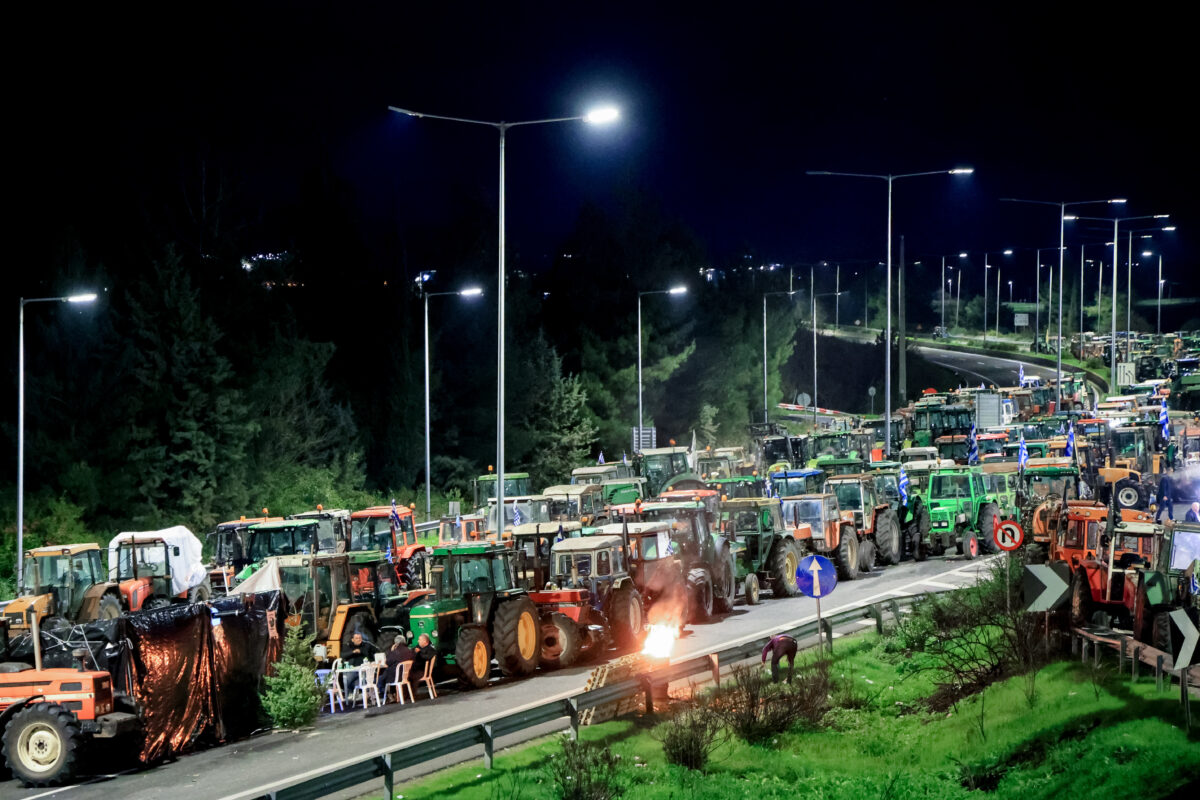 Τρακτέρ μέσα στην Λάρισα – Μπλόκο σε γραφεία βουλευτών (vid)