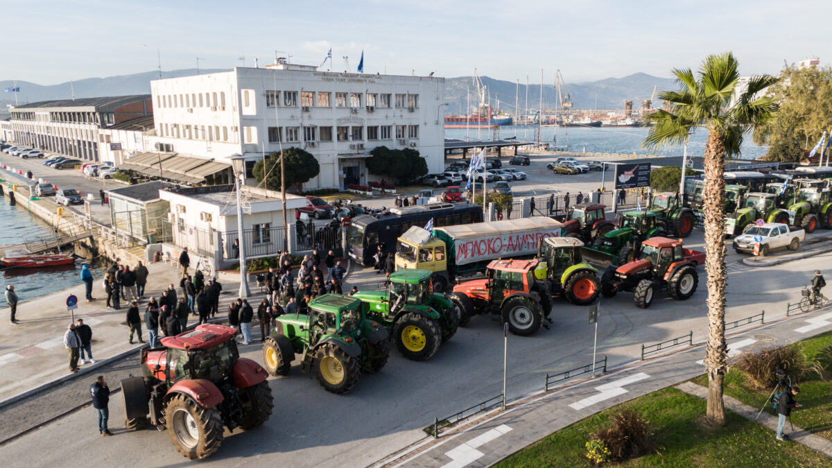 Βόλος: Αποχώρησαν από το λιμάνι οι αγρότες (vid)