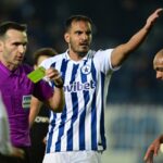 Πρόκληση Τζήλου φώναξε στο VAR για πέναλτι σε μακροβούτι Ντεσπότοφ!