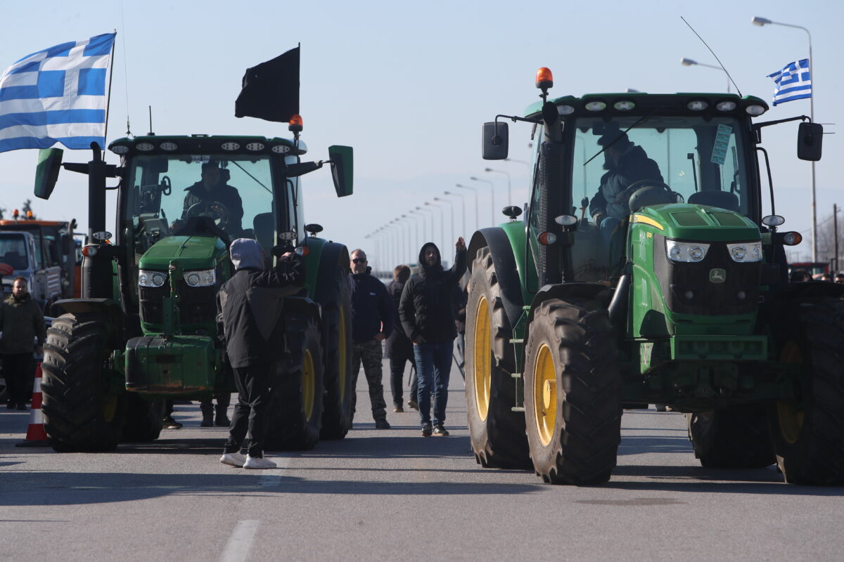 Θεσσαλονίκη: Οι αγρότες έσπασαν το μπλόκο στα Πράσινα φανάρια