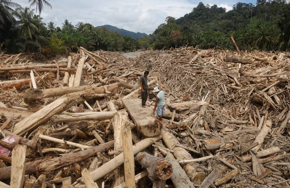 Τουλάχιστον 650 νεκροί από τις φονικές πλημμύρες στην Ινδονησία