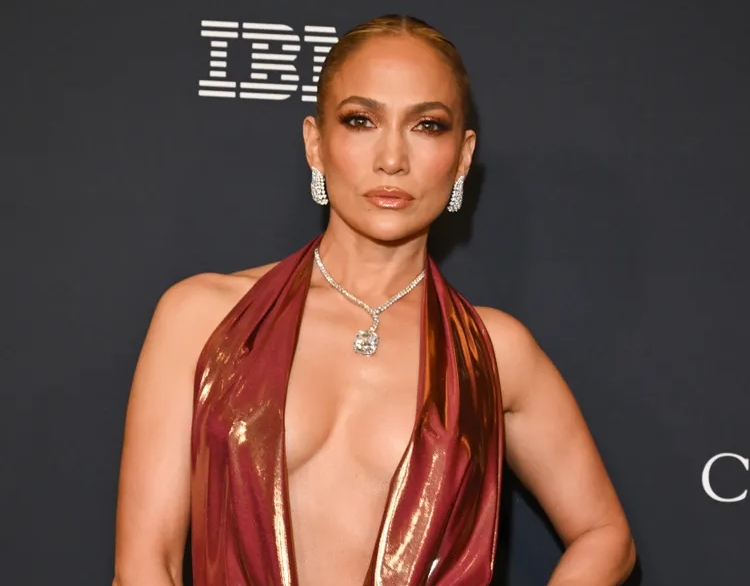 Οι ευχές της J lo με κόκκινο…καυτό φόρεμα για τα Χριστούγεννα (vid)