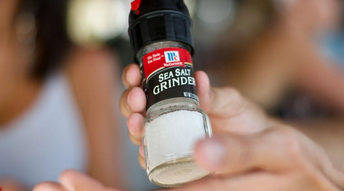 Πώς να μειώσουμε το αλάτι δίχως να θυσιάσουμε τη γεύση