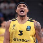 Kαταχειροκροτήθηκε και τιμήθηκε ο Τζόουνς