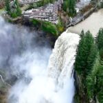 Εντυπωσιακό drone: Τα φουσκωμένα Snoqualmie Falls μετά τη μεγάλη καταιγίδα (vid)