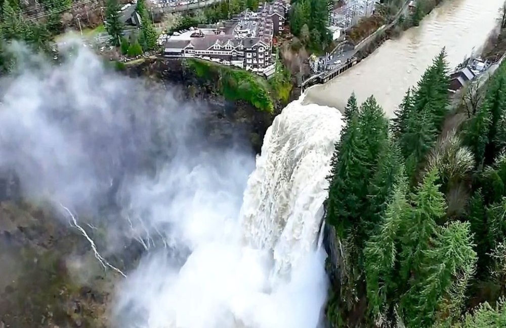 Εντυπωσιακό drone: Τα φουσκωμένα Snoqualmie Falls μετά τη μεγάλη καταιγίδα (vid)