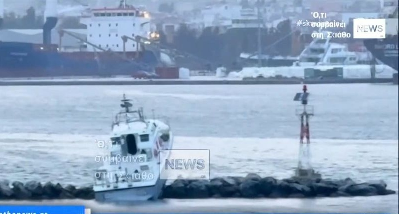 Βόλος: Σκάφος του Λιμενικού καρφώθηκε σε βράχια (vid)