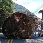Άνδρας γλίτωσε από θαύμα: Βράχος καταπλάκωσε τη μηχανή του! (vid)