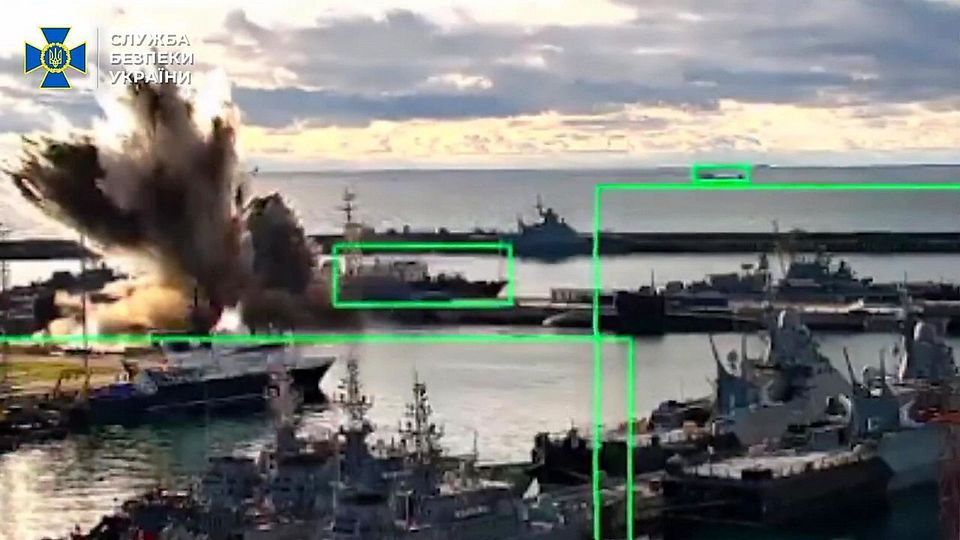 Ρωσικό υποβρύχιο αξίας 400 εκατ. δολαρίων χτυπήθηκε από υποβρύχια drones (vid)