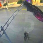 Αλεξιπτωτιστής προσγειώνεται σε φανάρι στην Πόλη του Μεξικό! (vid)