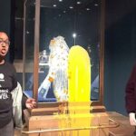 Ακτιβιστές εκτοξεύουν κρέμα & κράμπλ στα Crown Jewels (vid)