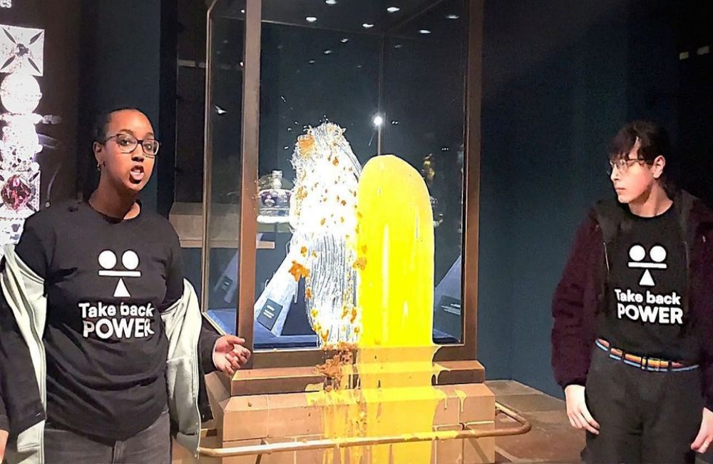 Ακτιβιστές εκτοξεύουν κρέμα & κράμπλ στα Crown Jewels (vid)