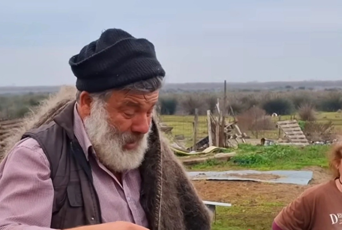 Κτηνοτρόφος “λύγισε” αποχαιρετώντας τα 450 πρόβατά του λόγω ευλογιάς (vid)