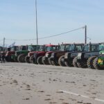 Οι αγρότες κλείνουν και σήμερα το μεσημέρι τον κόμβο στο Δερβένι στη Θεσσαλονίκη